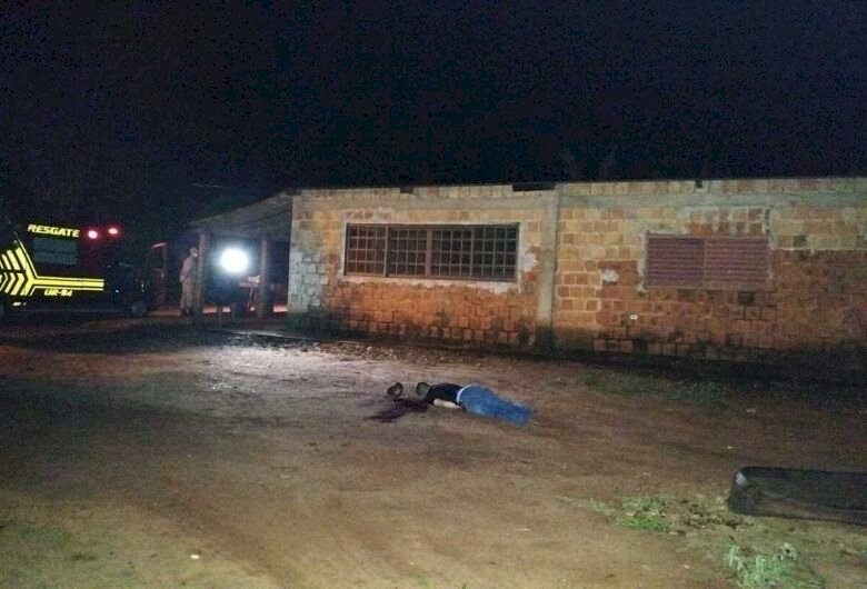 Homem é assassinado a golpes de faca após discussão