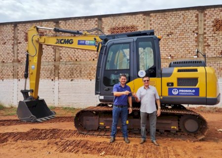Angélica recebe máquina escavadeira Poclain