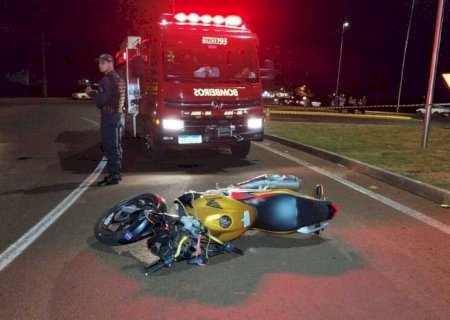 Motociclista morre após perder o controle da direção e bater em rotatória