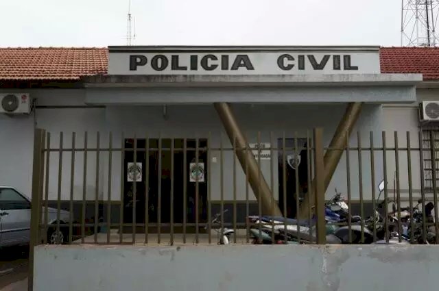 Jovem de 19 anos é encontrada morta na varanda de casa.