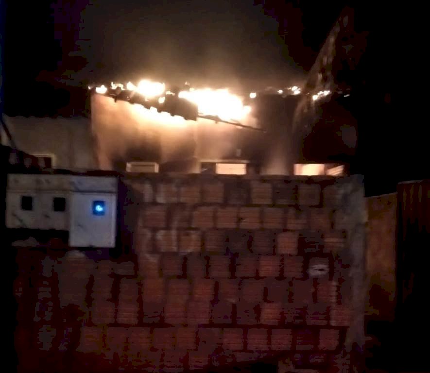 Angélica - Fogo destrói kitnet no Bairro Alvorada.