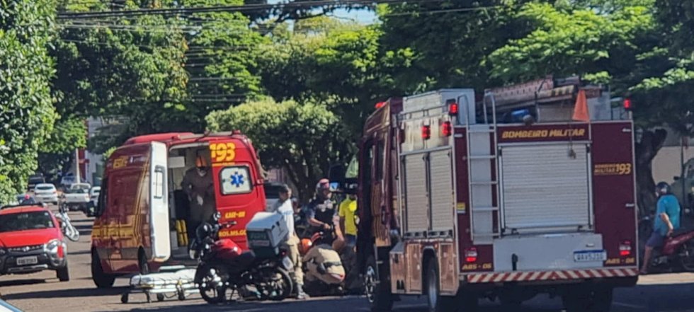 Taxista atravessa preferencial, bate em motociclista que morre no centro cirúrgico do HV.