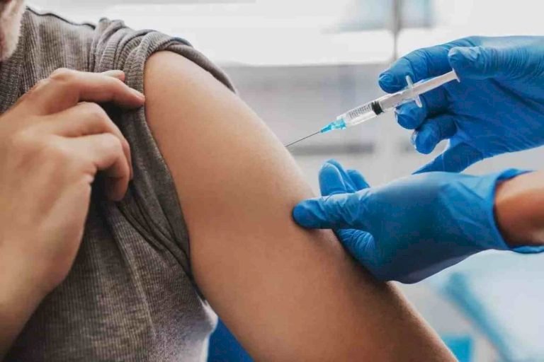 Casos de covid dobram em MS e Saúde cobra municípios para reforçar testes e vacinação.