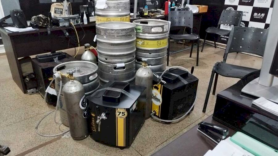 Funcionário é preso após \'desviar\' máquinas de chopp de empresa
