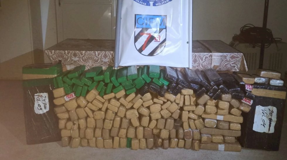 Polícia Militar apreende veículo carregado com cerca de 200 quilos de maconha e prende traficante em Anaurilândia