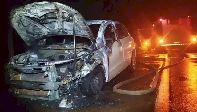 Ex-vereador vê carro ser consumido pelas chamas durante viagem em MS.