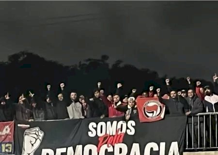 Grupo de corintianos acaba com bloqueio bolsonarista em SP e viraliza.