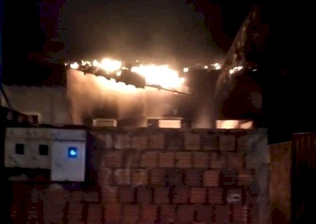 Angélica - Fogo destrói kitnet no Bairro Alvorada.