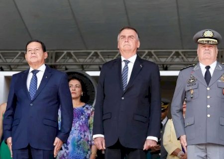Bolsonaro mantém silêncio em primeiro compromisso público após eleições