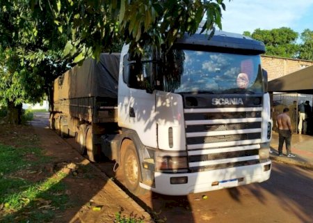 Carreta que teria levado pneus para barreira no Trevo da Bandeira é apreendida em ação conjunta
