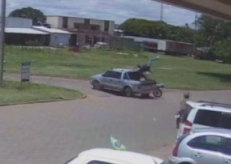 Motociclista 'voa' ao colidir com caminhonete após empinar moto na fronteira