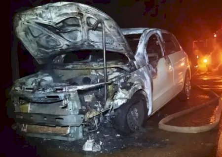 Ex-vereador vê carro ser consumido pelas chamas durante viagem em MS.