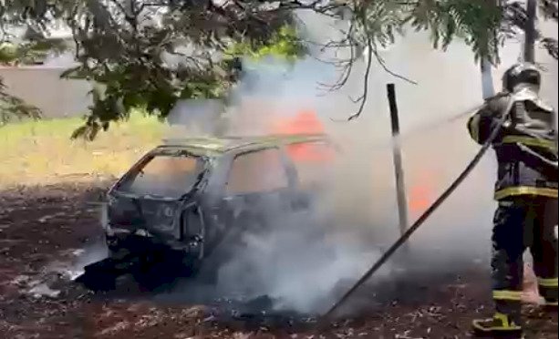 Homem tenta matar ex-mulher e ateia fogo em veículo com “coquetel molotov”em cidade no MS.