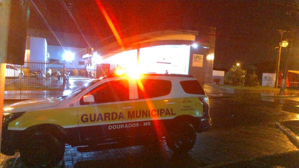 Mulher fica desacordada após ser agredida pelo marido com socos e mordidas.