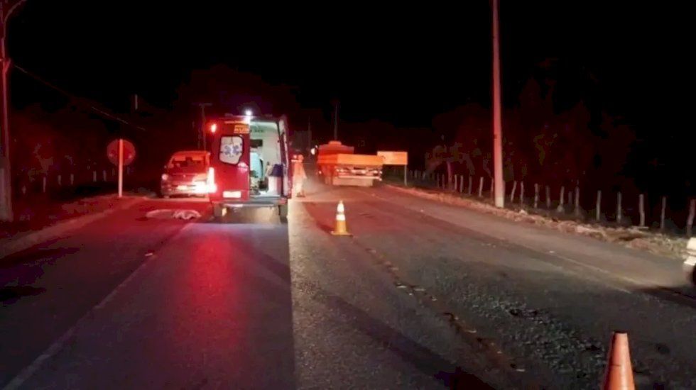 Pedestre morre atropelado e motociclista fica ferido em acidente na BR-262.