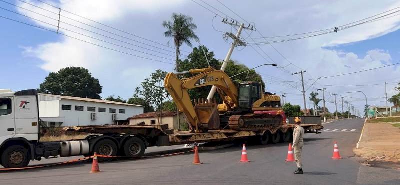 Motorista não consegue fazer conversão e colide carreta em poste de energia elétrica