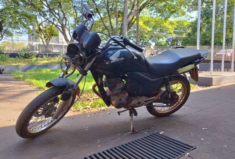 Adolescente furta moto de trabalhador, avó descobre e chama a polícia