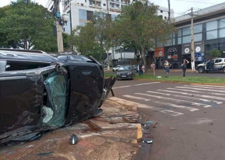 Veículo capota após colisão no Centro de Dourados.