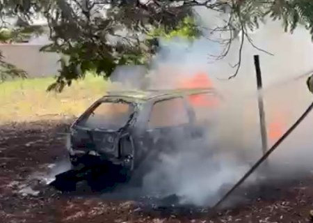 Homem tenta matar ex-mulher e ateia fogo em veículo com “coquetel molotov”em cidade no MS.