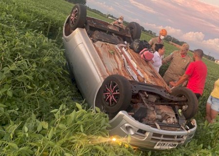A caminho do trabalho, enfermeira capota veículo em curva do anel viário de Fátima do Sul