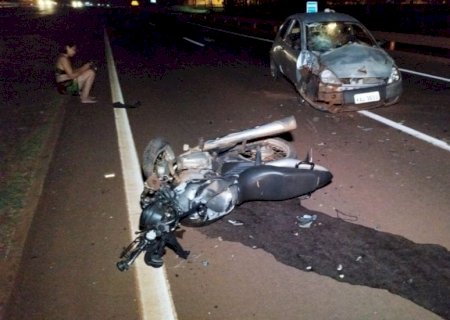 Motociclista fica em estado gravíssimo ao ser atropelado por motorista embriagada.