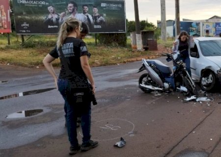 Acidente entre moto e carro mata uma mulher que voltava para casa do trabalho em Dourados.