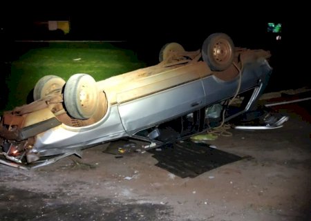 Condutor perde controle e capota carro na MS-276 em Anaurilândia