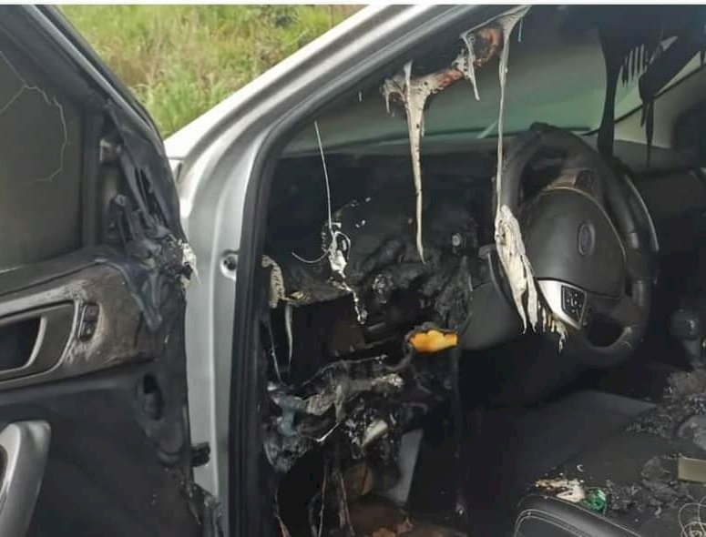 Caminhonete fica ‘derretida’ por dentro após ser atingida por raio em rodovia.
