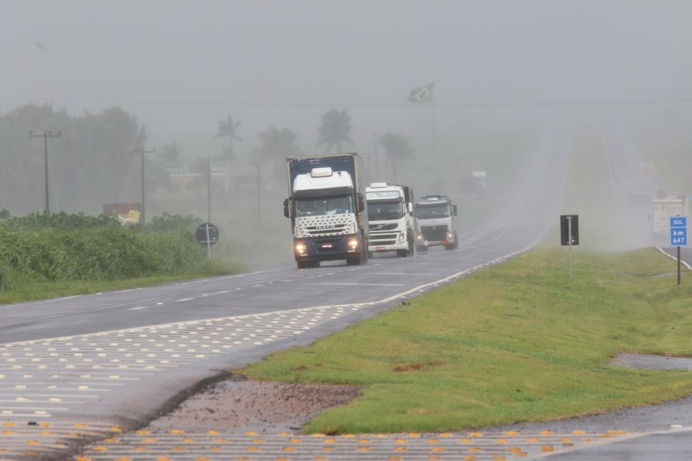 Na chuva, redobre a atenção e reduza a velocidade na rodovia.
