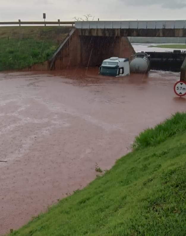 Carreta fica submersa em viaduto na BR 163 em Rio Brilhante.