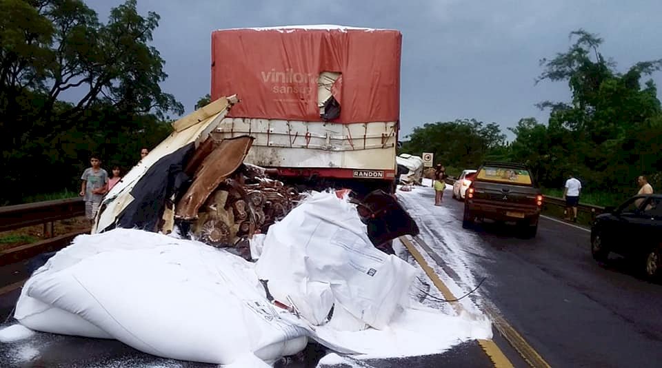 Acidente entre duas carretas na BR 163 deixa três vitimas gravemente feridas em Nova Alvorada do Sul.