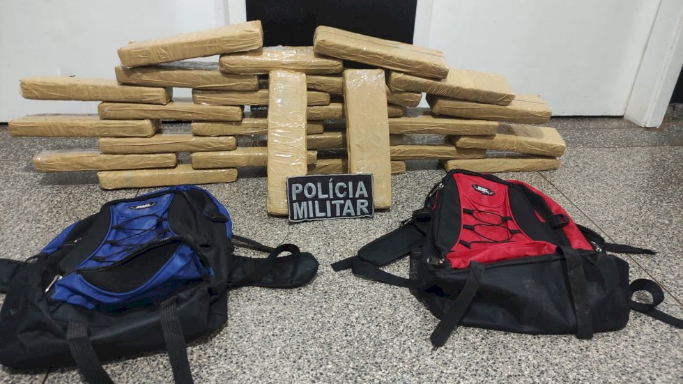 Anaurilândia - Polícia Militar prende foragido da Justiça transportando 25 tabletes de maconha.
