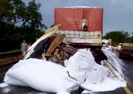 Acidente entre duas carretas na BR 163 deixa três vitimas gravemente feridas em Nova Alvorada do Sul.