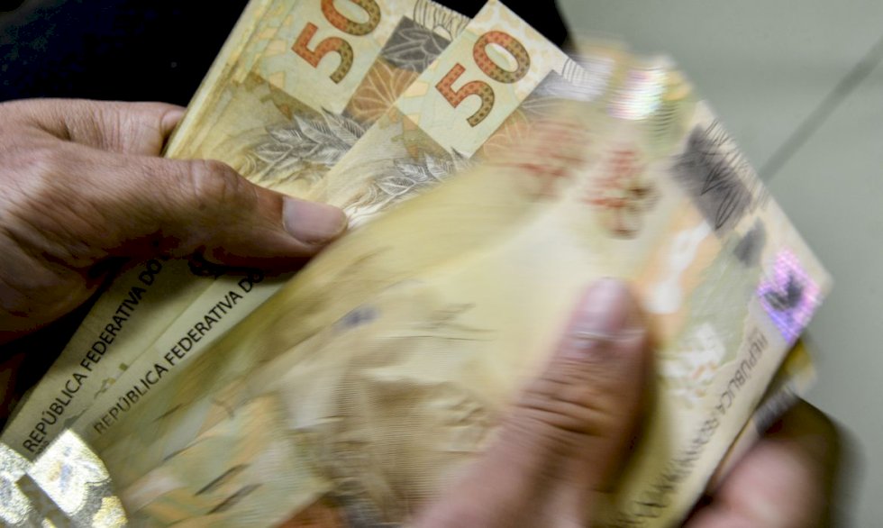 Lula confirma aumento do salário mínimo para R$ 1.320 em maio.