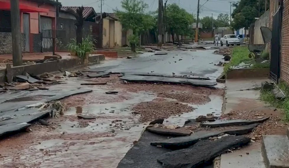Chuva em Ponta Porã deixa famílias desabrigadas, arrasta carro e destrói ruas