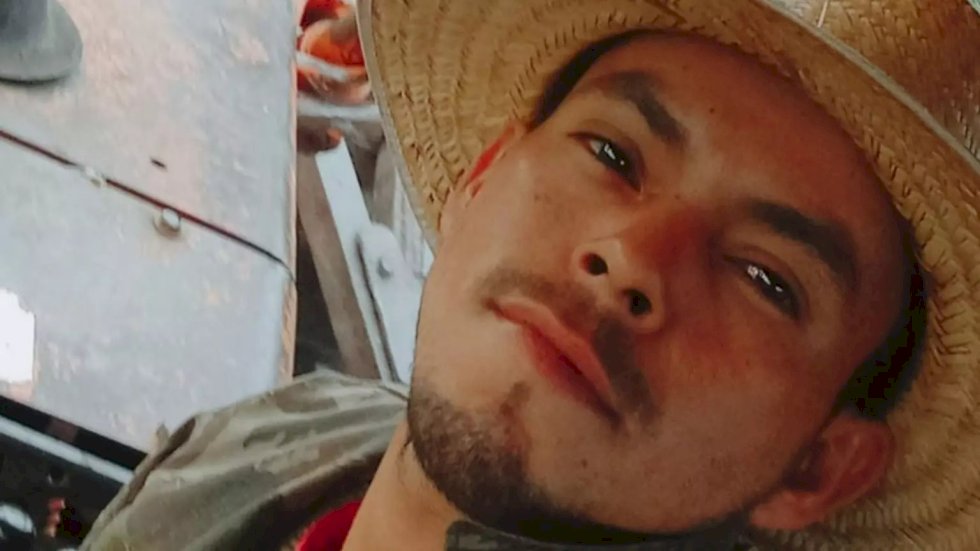 Jovem morre após colidir com caminhonete e motorista foge do local