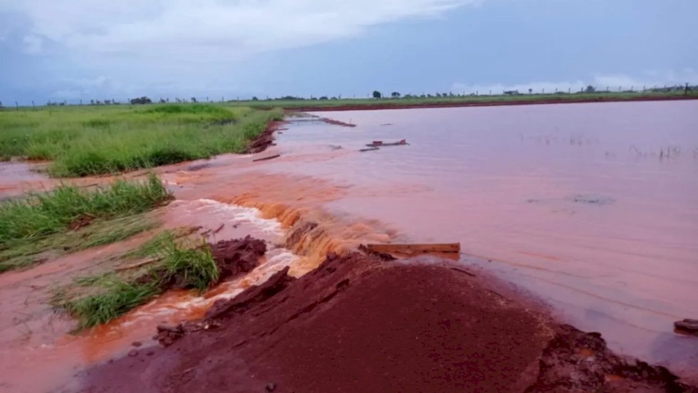 Obra de aeroporto faz barragem transbordar e deixa família ilhada em sítio em Dourados