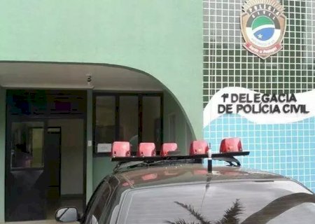 Mulher pula de carro em movimento após ser ameaçada pelo marido.