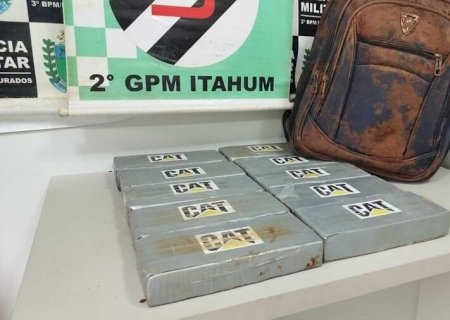 Polícia encontra mais de dez quilos de cocaína em plantação de soja.