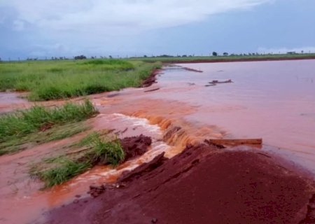 Obra de aeroporto faz barragem transbordar e deixa família ilhada em sítio em Dourados