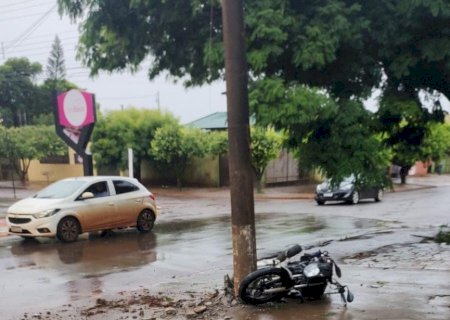 Jovem fica gravemente ferido após bater moto em poste de energia em Dourados