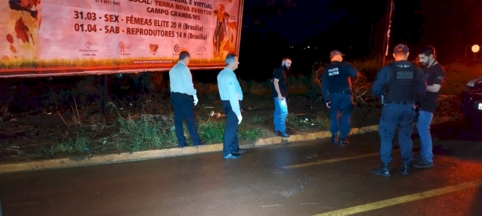 Homem nu é encontrado morto na beira da rodovia em Dourados.
