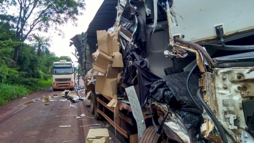 Caminhões batem na BR-262 e adolescente fica preso às ferragens.