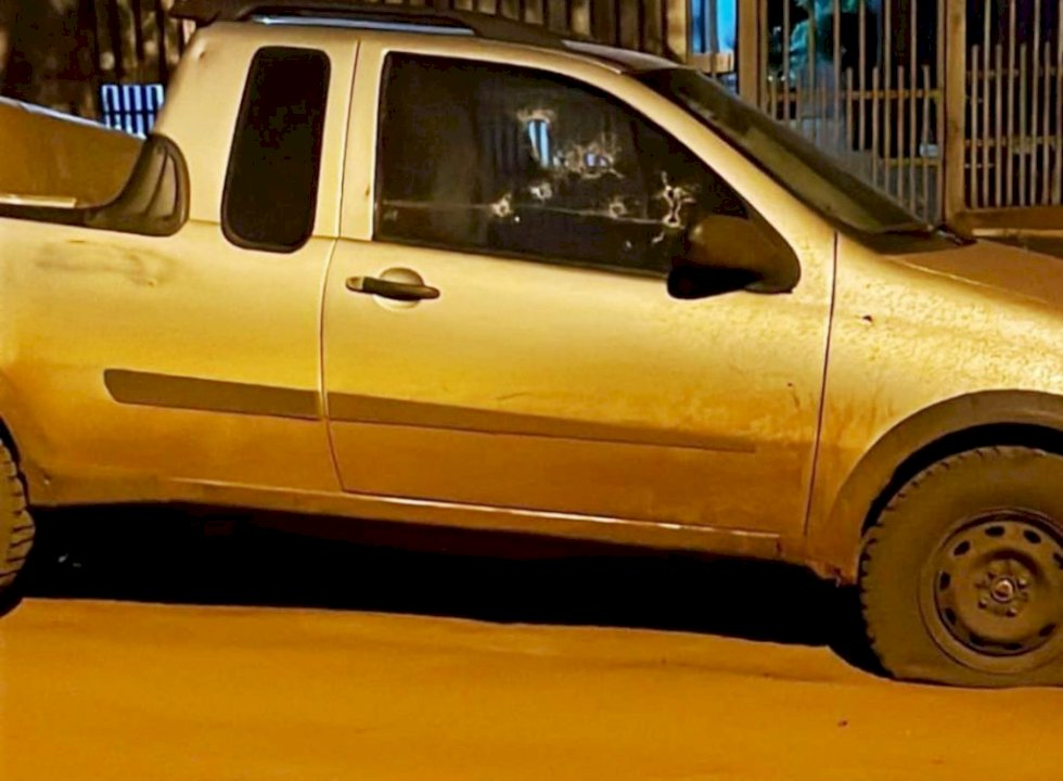 Homem é executado por pistoleiro dentro do carro