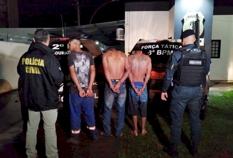 Polícia intercepta caminhão roubado e liberta motorista mantido refém.