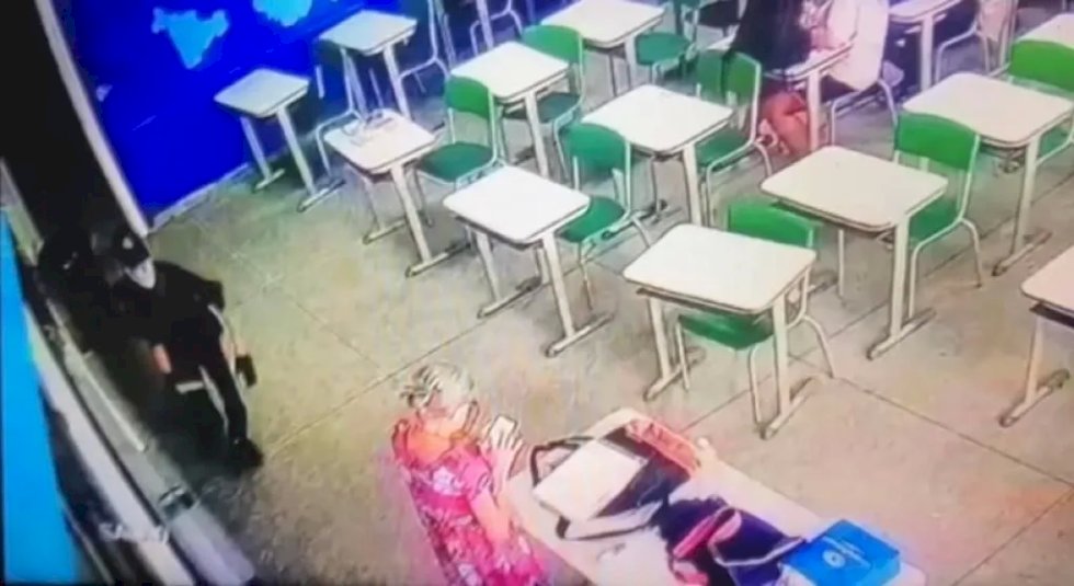 Professora de 71 anos morre após ser esfaqueada por aluno em escola de SP.
