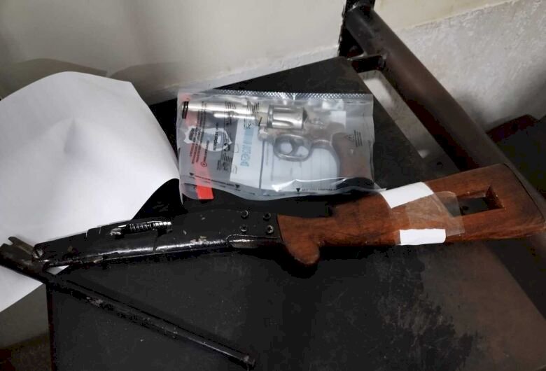 Dupla vai até bar matar desafeto, mas arma falha na \'hora H\'.