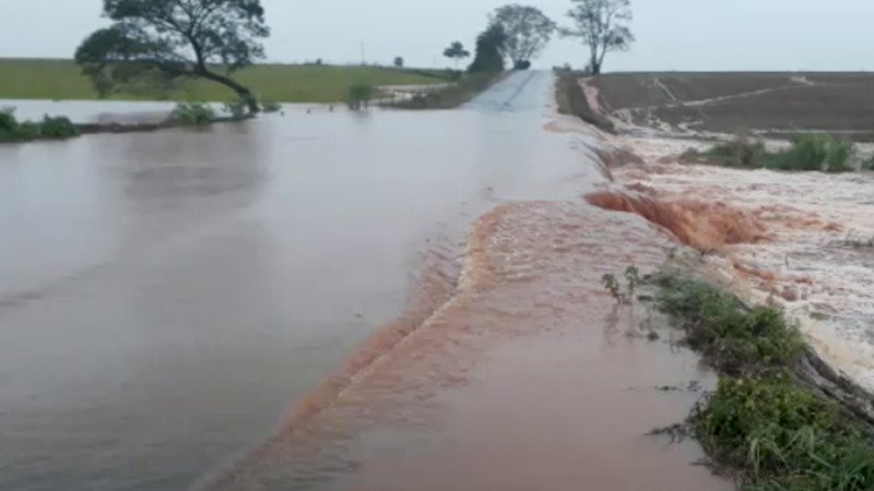 Chuva ultrapassa os 100mm causa alagamentos e interdita rodovia MS-147, de acesso a Culturama.