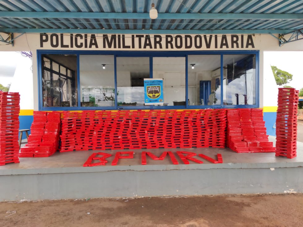 Homem tenta fugir da PMR, capota veículo com quase mil kg de drogas.