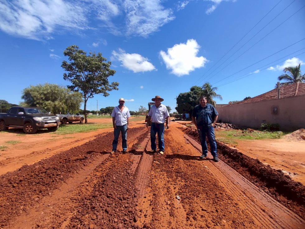 Angélica - Prefeitura coloca todos os maquinários e equipamentos, para recuperação de ruas, estradas e avenidas.
